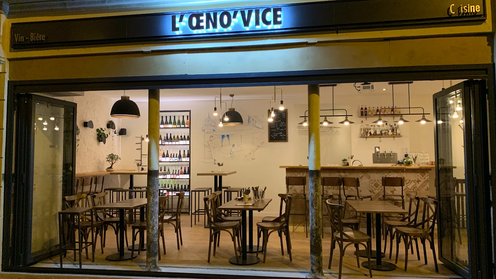 La devanture de L'Œno'Vice éclairée le soir, rue de Crussol